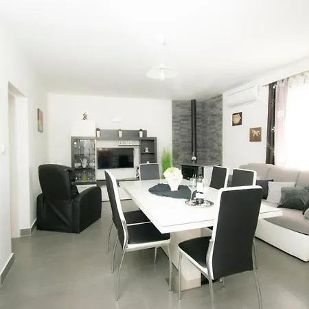Feriehus House Roza *